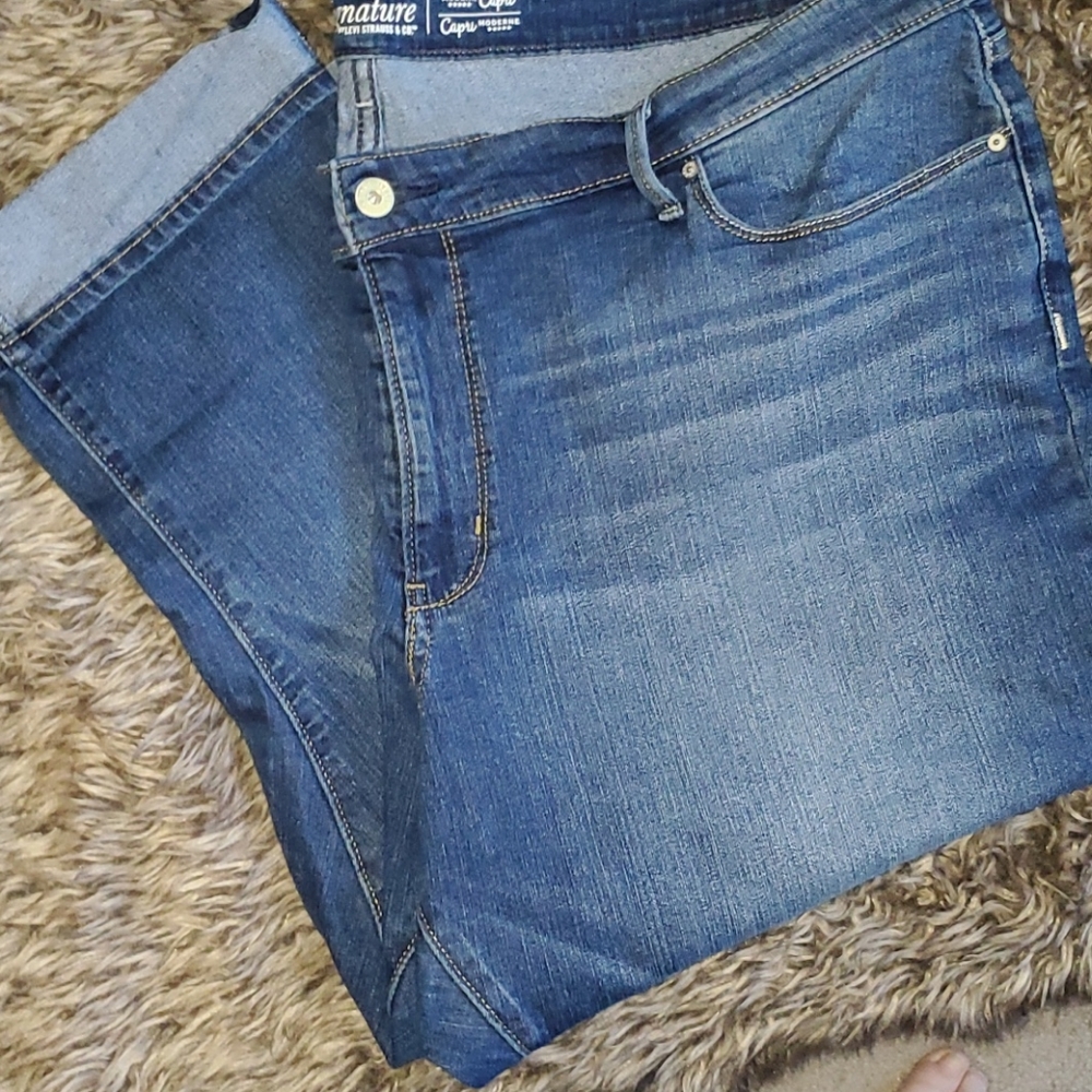 Levis Jean Capris Size 24
